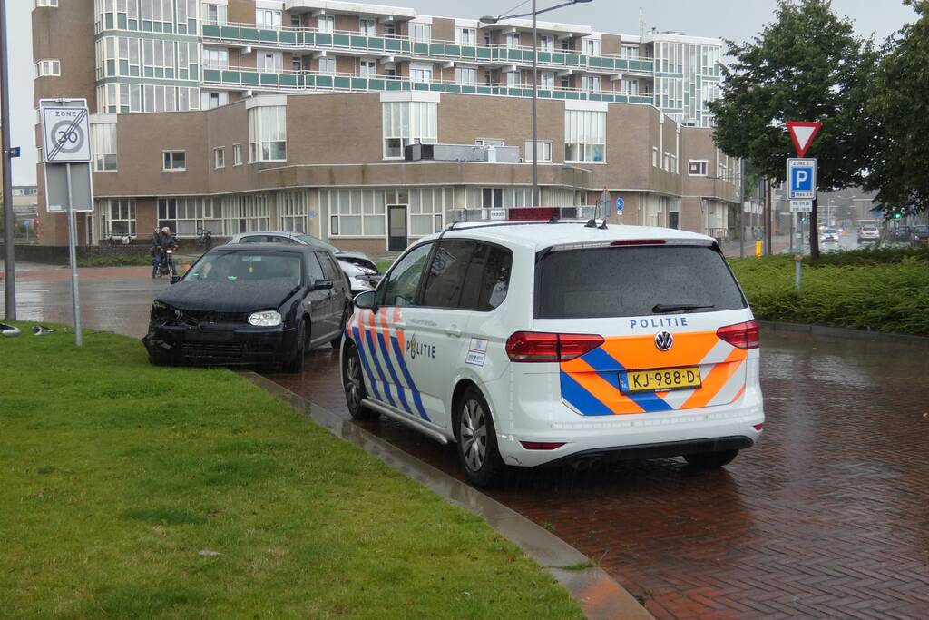 Twee voertuigen botsen op elkaar