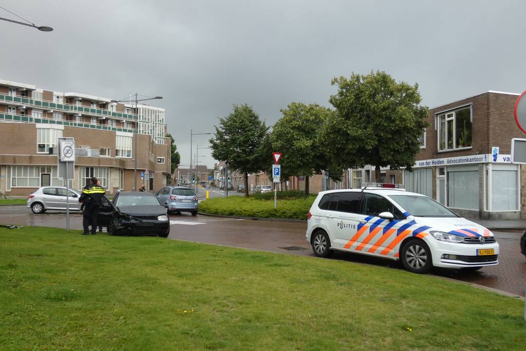 Twee voertuigen botsen op elkaar