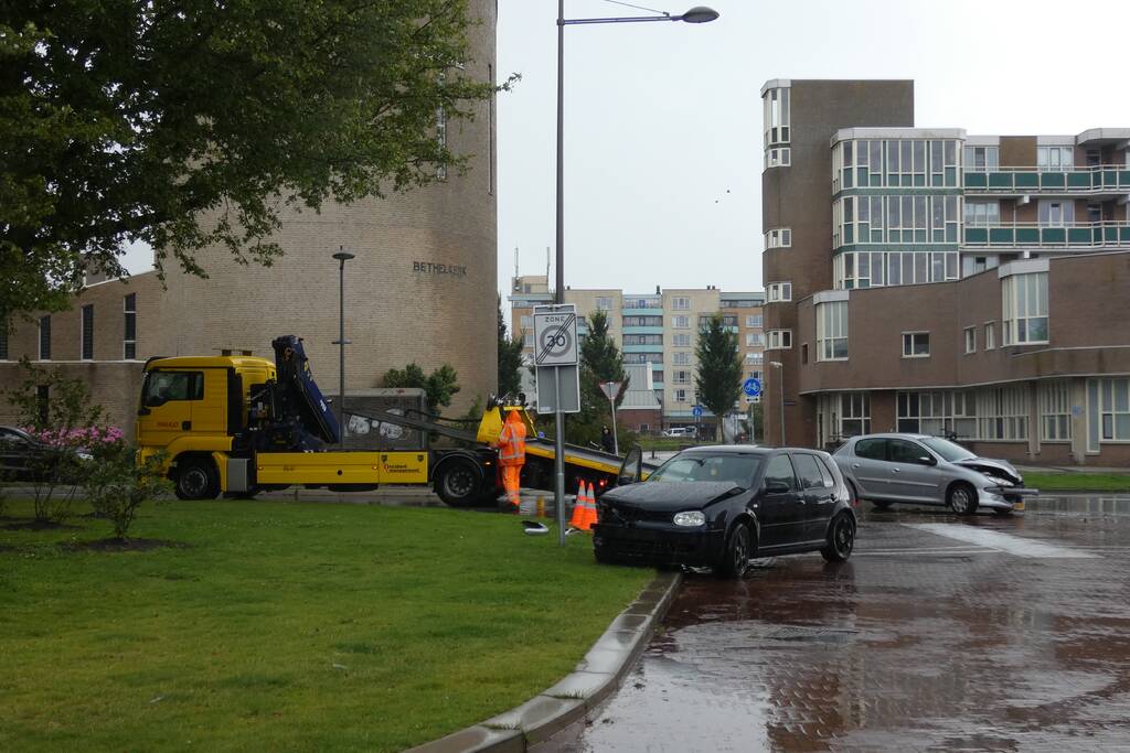 Twee voertuigen botsen op elkaar