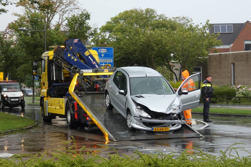 Twee voertuigen botsen op elkaar