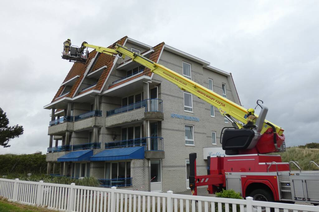 Windvlaag zorgt voor schade aan dak