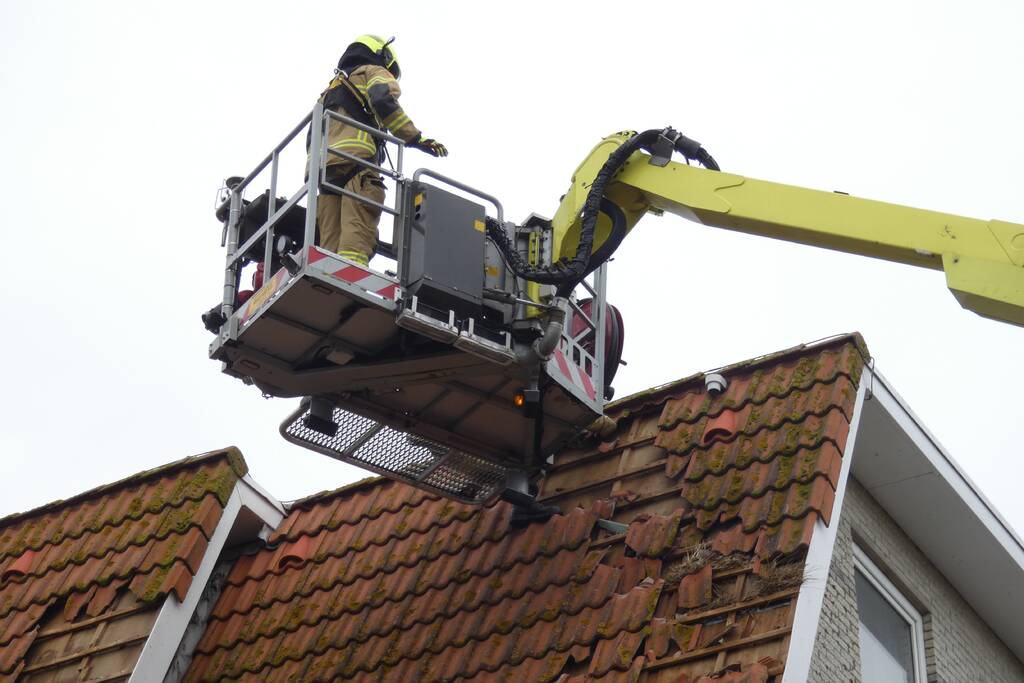 Windvlaag zorgt voor schade aan dak