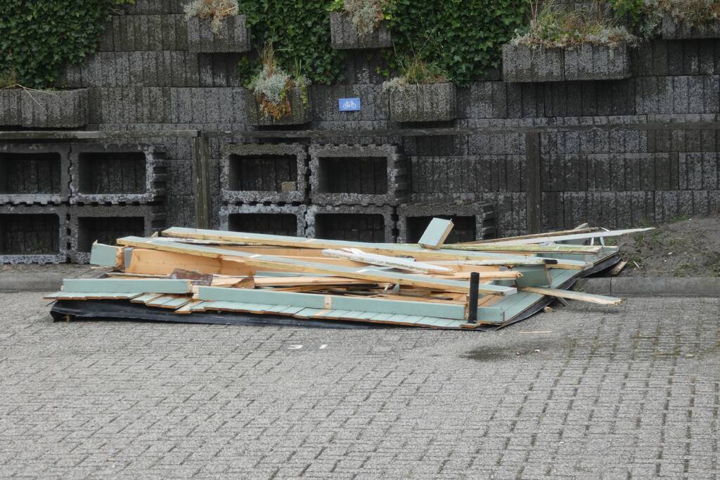 Windvlaag zorgt voor schade aan dak