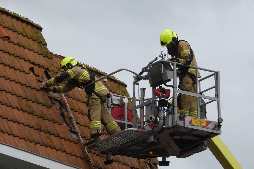 Windvlaag zorgt voor schade aan dak