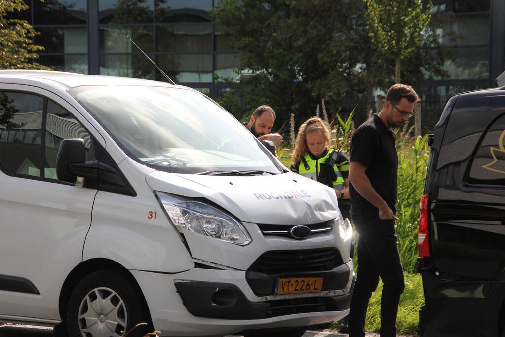 Kettingbotsing tussen vier bestelbussen