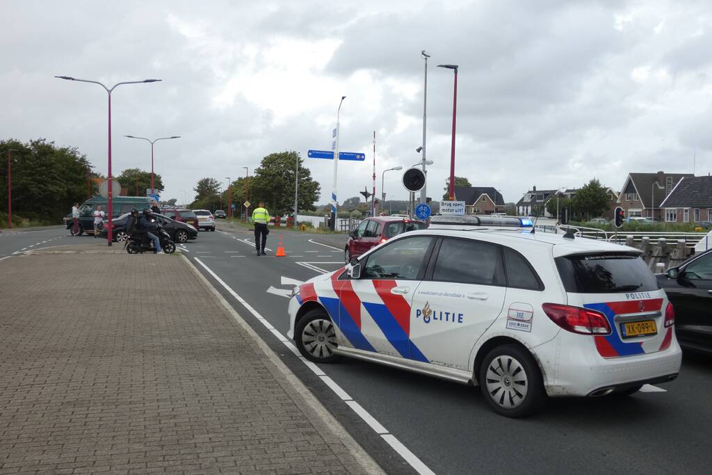 Verkeershinder door ongeval tussen personenauto en bus