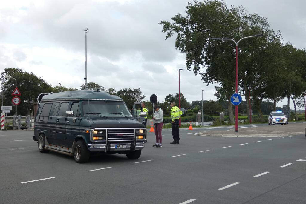 Verkeershinder door ongeval tussen personenauto en bus