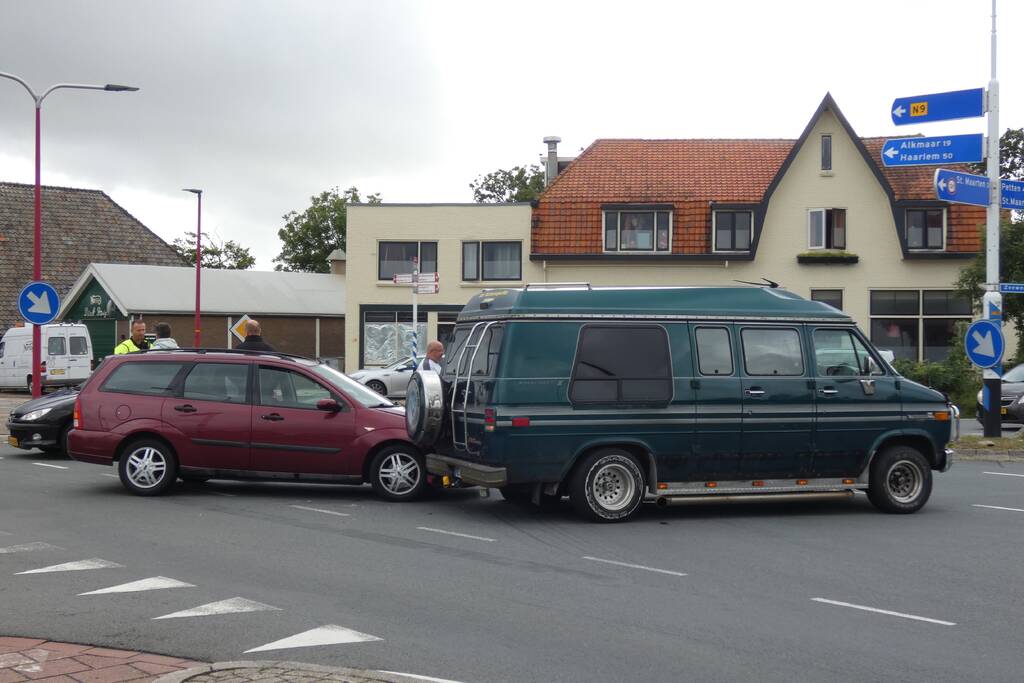 Verkeershinder door ongeval tussen personenauto en bus
