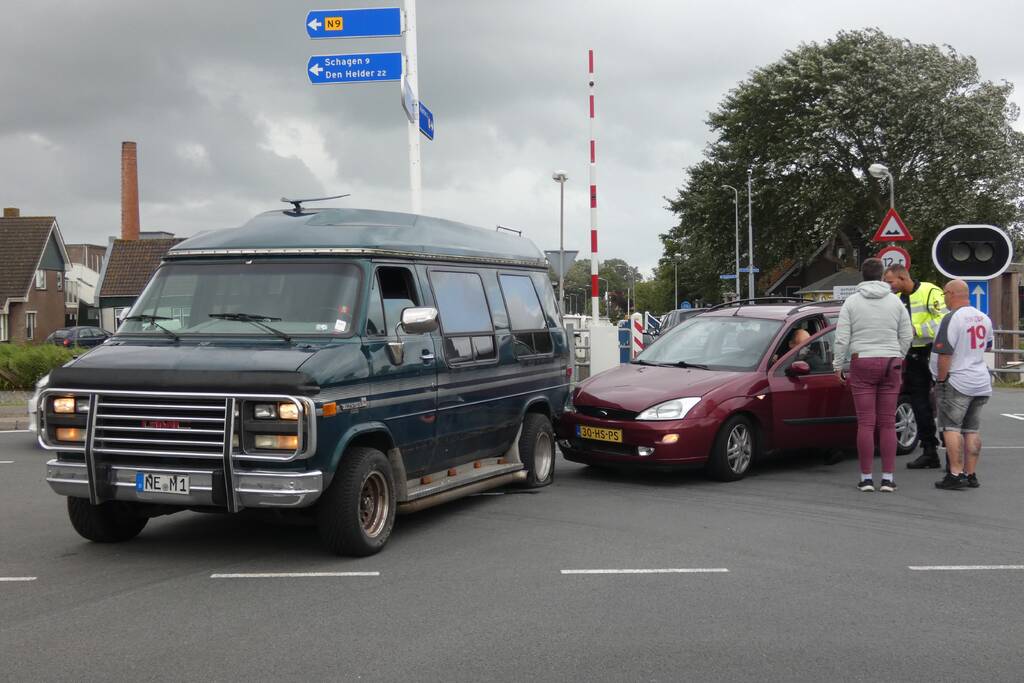 Verkeershinder door ongeval tussen personenauto en bus