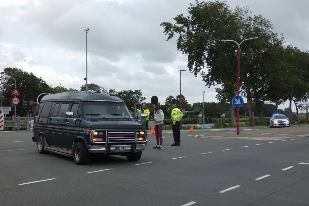 Verkeershinder door ongeval tussen personenauto en bus