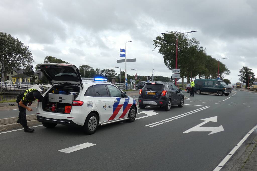 Verkeershinder door ongeval tussen personenauto en bus