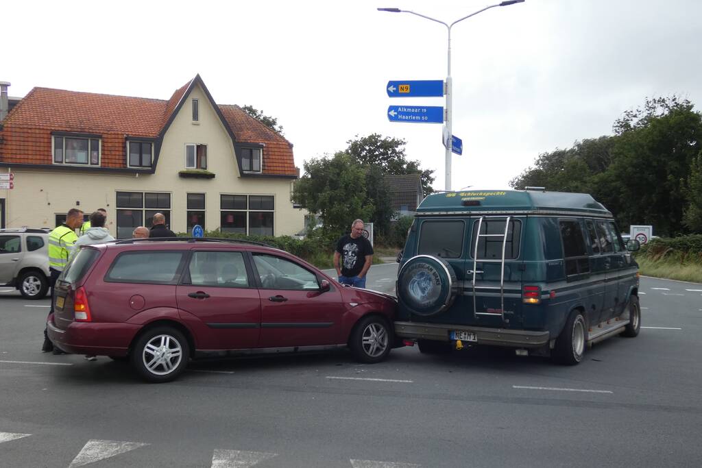 Verkeershinder door ongeval tussen personenauto en bus