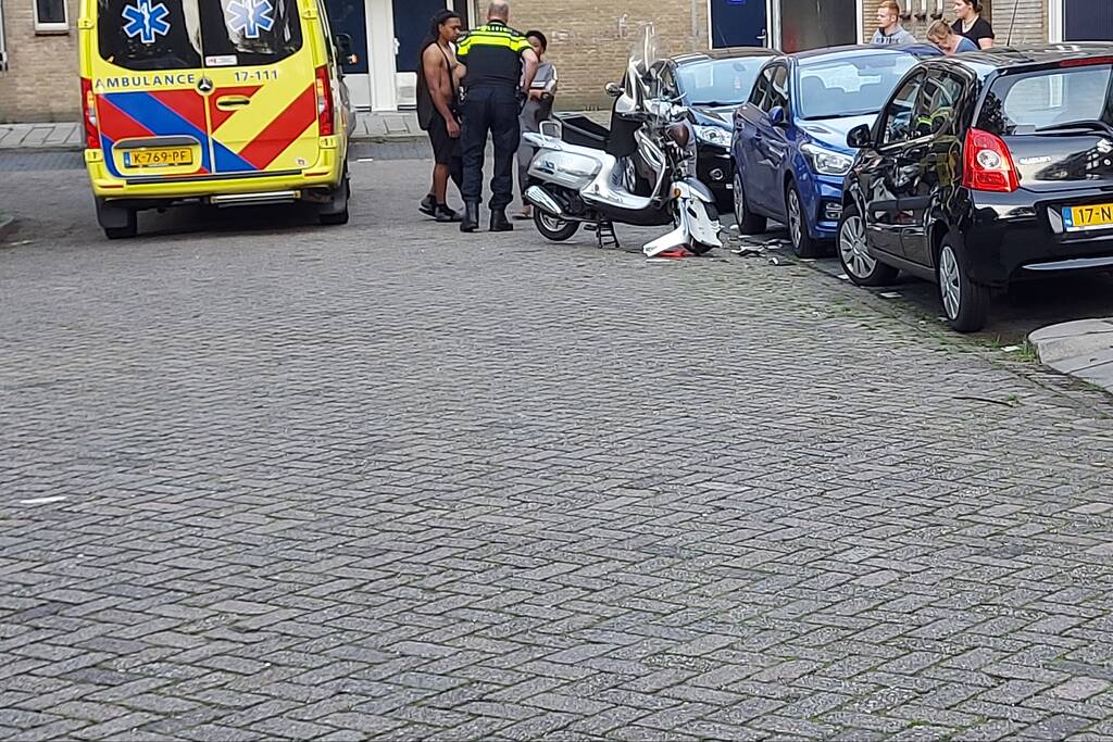 Scooterrijdster botst tegen stilstaande auto