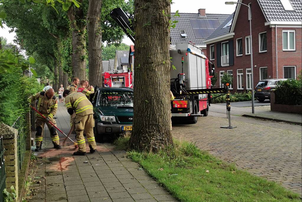 Auto belandt op zijn kant tegen hekwerk