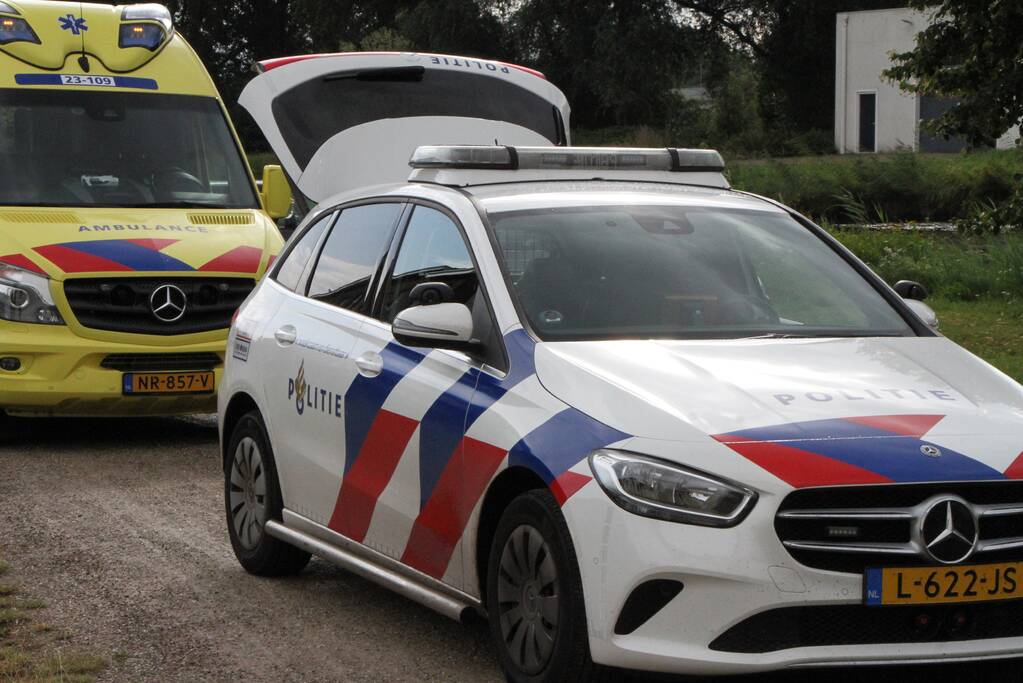 Man door omstanders uit water Biesterbrug gered