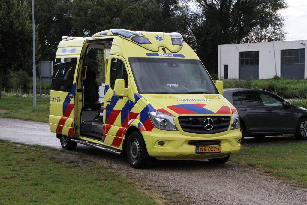 Man door omstanders uit water Biesterbrug gered