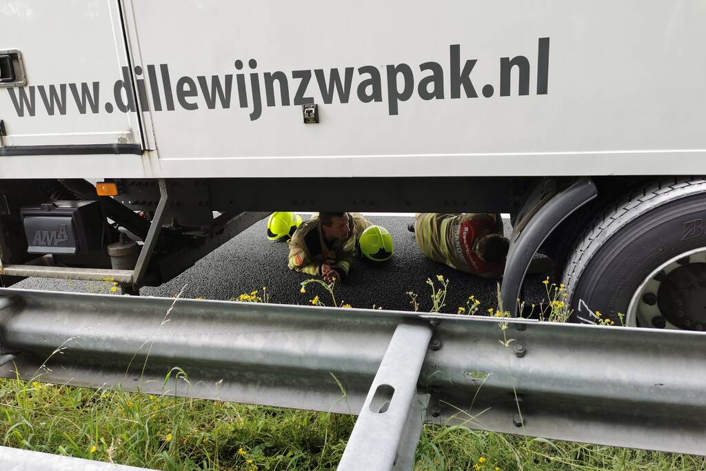 Achteras vrachtwagen vat vlam