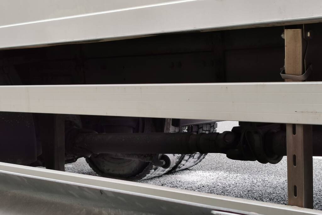 Achteras vrachtwagen vat vlam