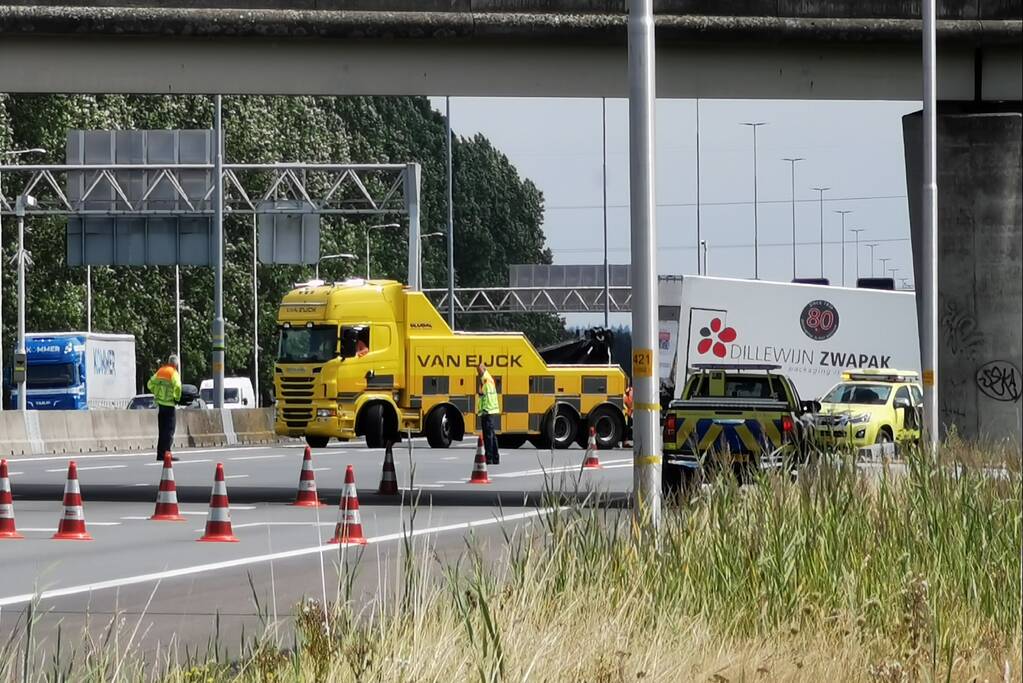 Achteras vrachtwagen vat vlam