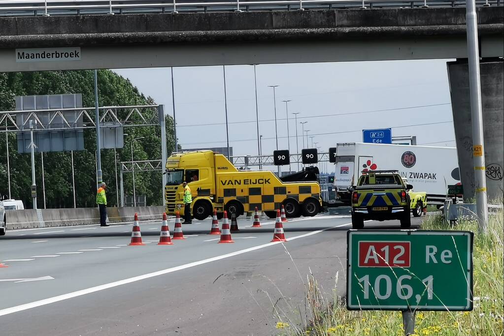 Achteras vrachtwagen vat vlam