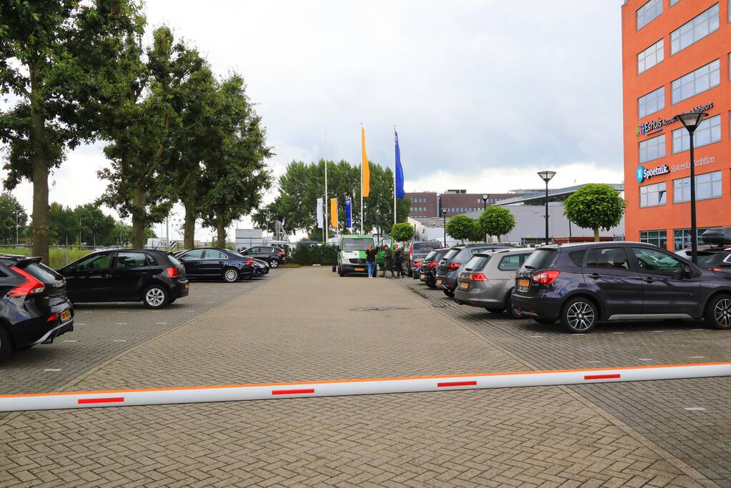 Vlammen onkruidbrander slaat over naar geparkeerde bestelbus