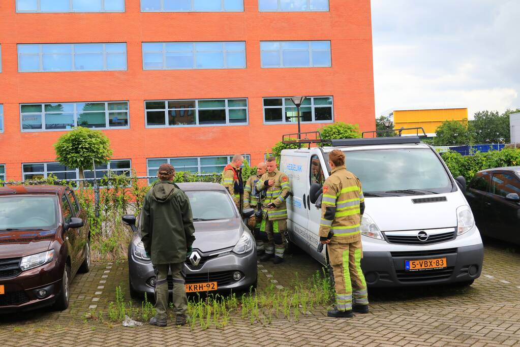 Vlammen onkruidbrander slaat over naar geparkeerde bestelbus
