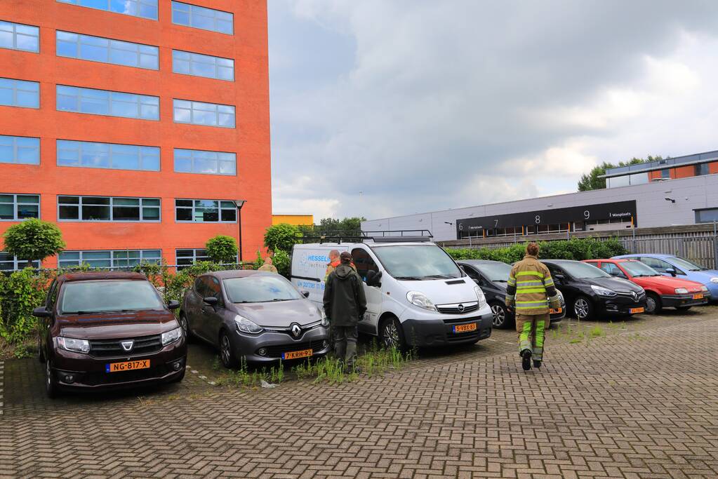 Vlammen onkruidbrander slaat over naar geparkeerde bestelbus