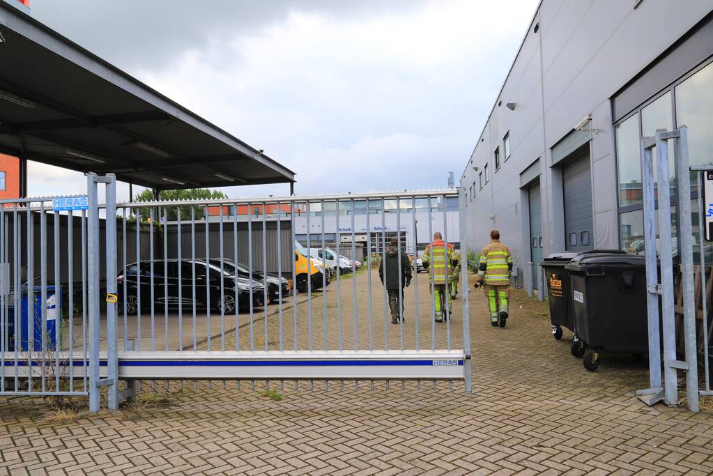 Vlammen onkruidbrander slaat over naar geparkeerde bestelbus