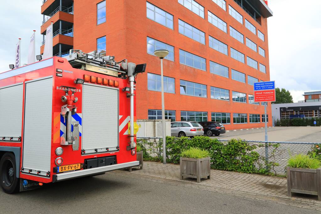 Vlammen onkruidbrander slaat over naar geparkeerde bestelbus