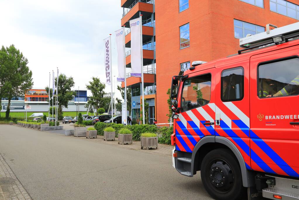 Vlammen onkruidbrander slaat over naar geparkeerde bestelbus