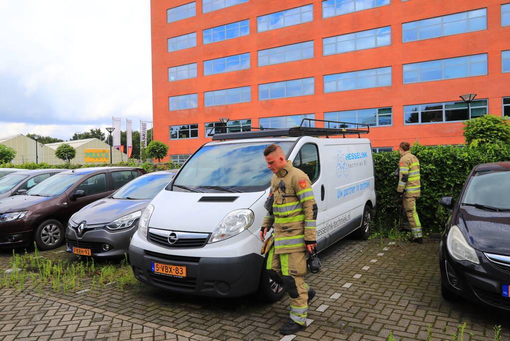 Vlammen onkruidbrander slaat over naar geparkeerde bestelbus