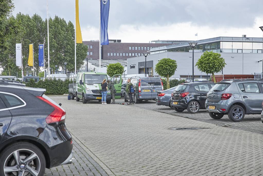 Vlammen onkruidbrander slaat over naar geparkeerde bestelbus