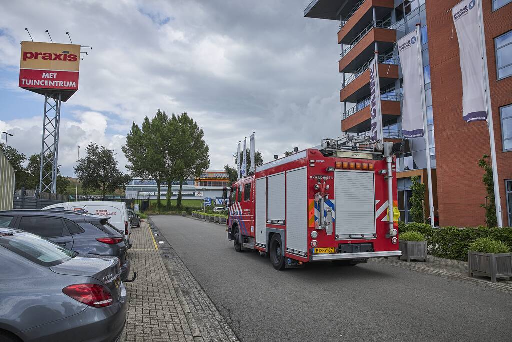Vlammen onkruidbrander slaat over naar geparkeerde bestelbus