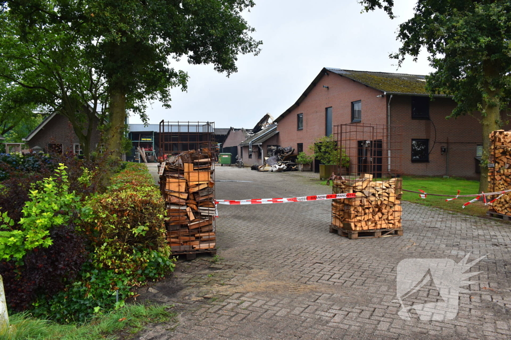 Zeer grote uitslaande brand in loods