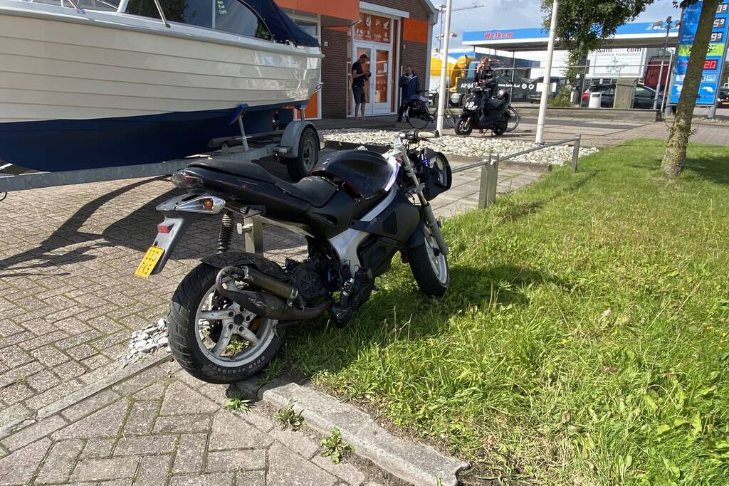 Bestuurder bromfiets gewond bij botsing met auto