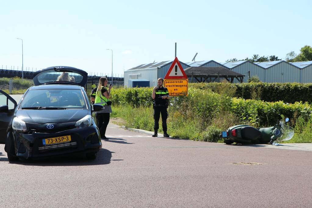 Scooterrijder geschept door auto
