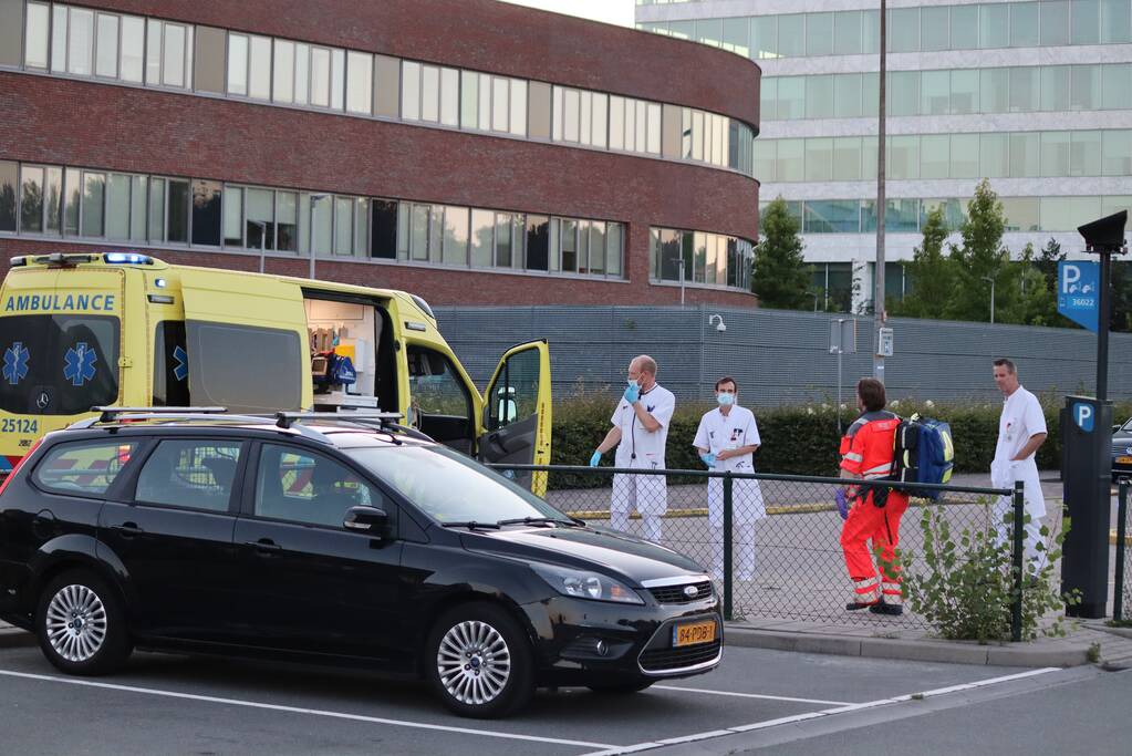 Traumahelikopter landt op parkeerterrein Flevoziekenhuis