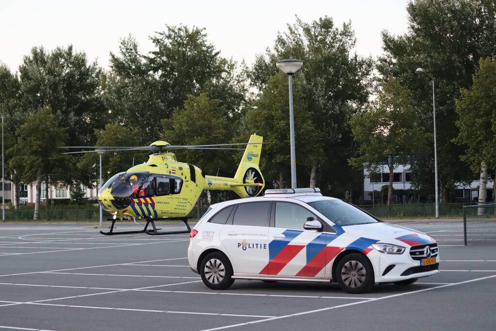 Traumahelikopter landt op parkeerterrein Flevoziekenhuis