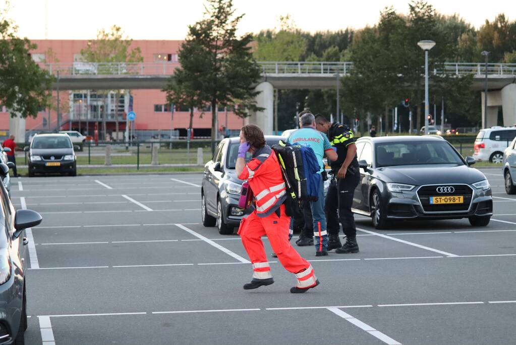 Traumahelikopter landt op parkeerterrein Flevoziekenhuis
