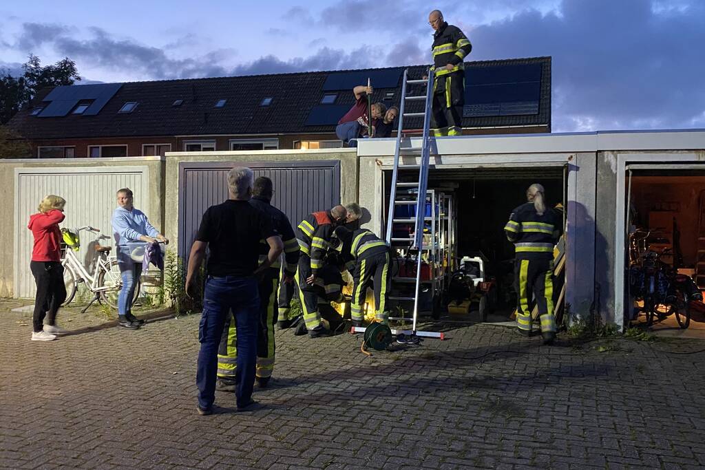 Kat vast tussen twee garageboxen