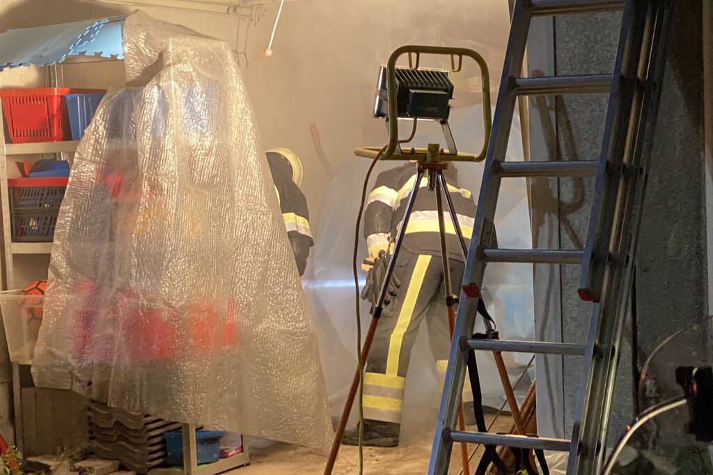 Kat vast tussen twee garageboxen