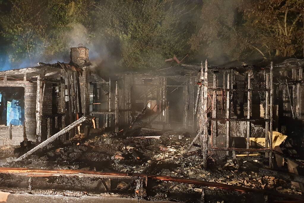 Houten chalet volledig afgebrand