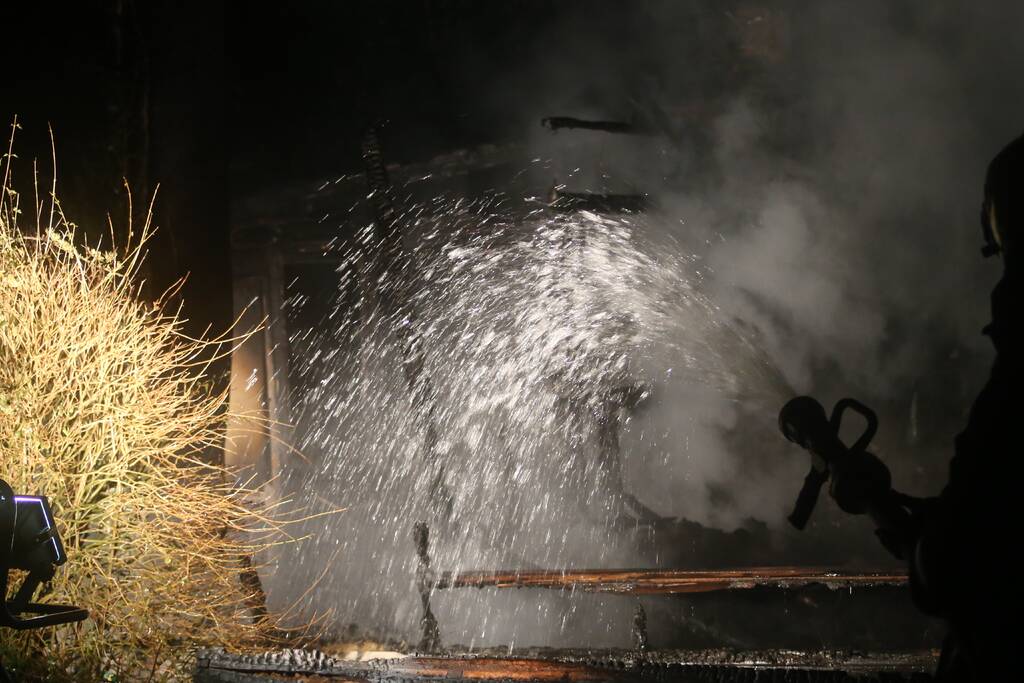 Houten chalet volledig afgebrand