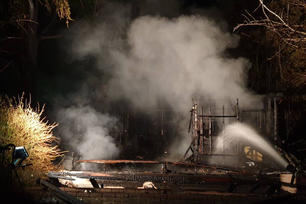 Houten chalet volledig afgebrand