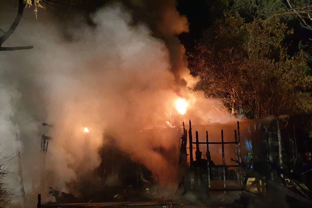 Houten chalet volledig afgebrand