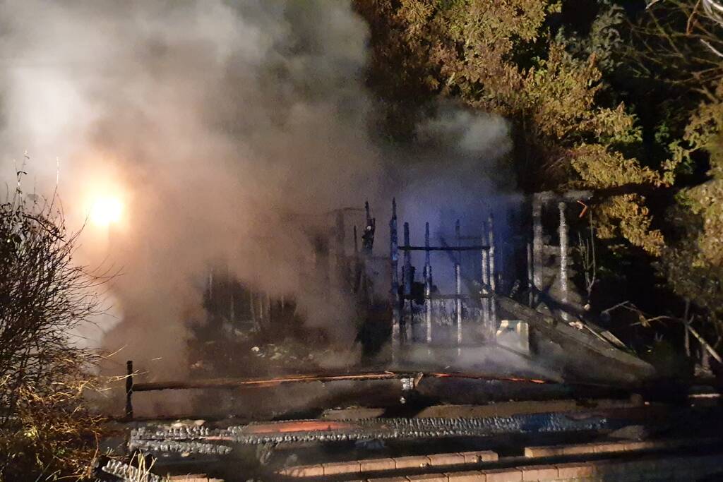 Houten chalet volledig afgebrand