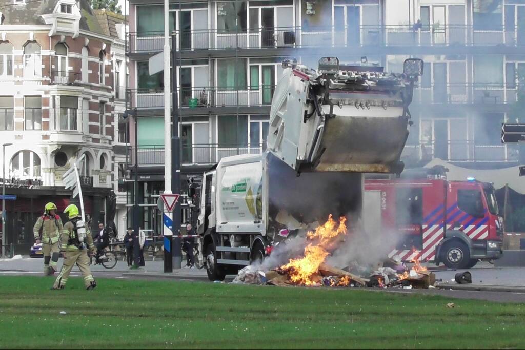 Inhoud vuilniswagen vliegt in brand