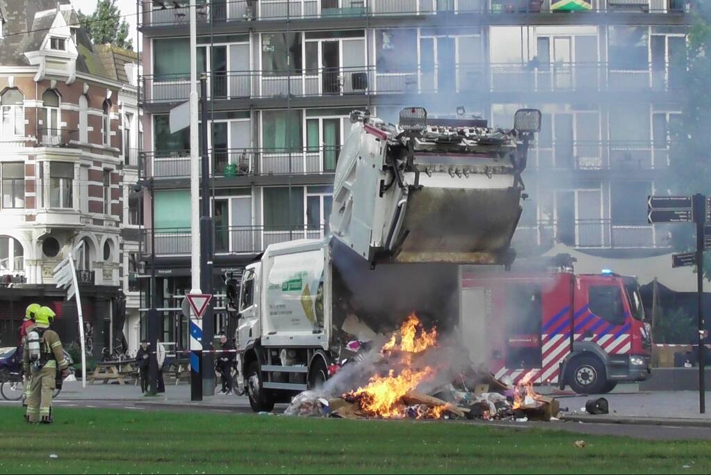 Inhoud vuilniswagen vliegt in brand