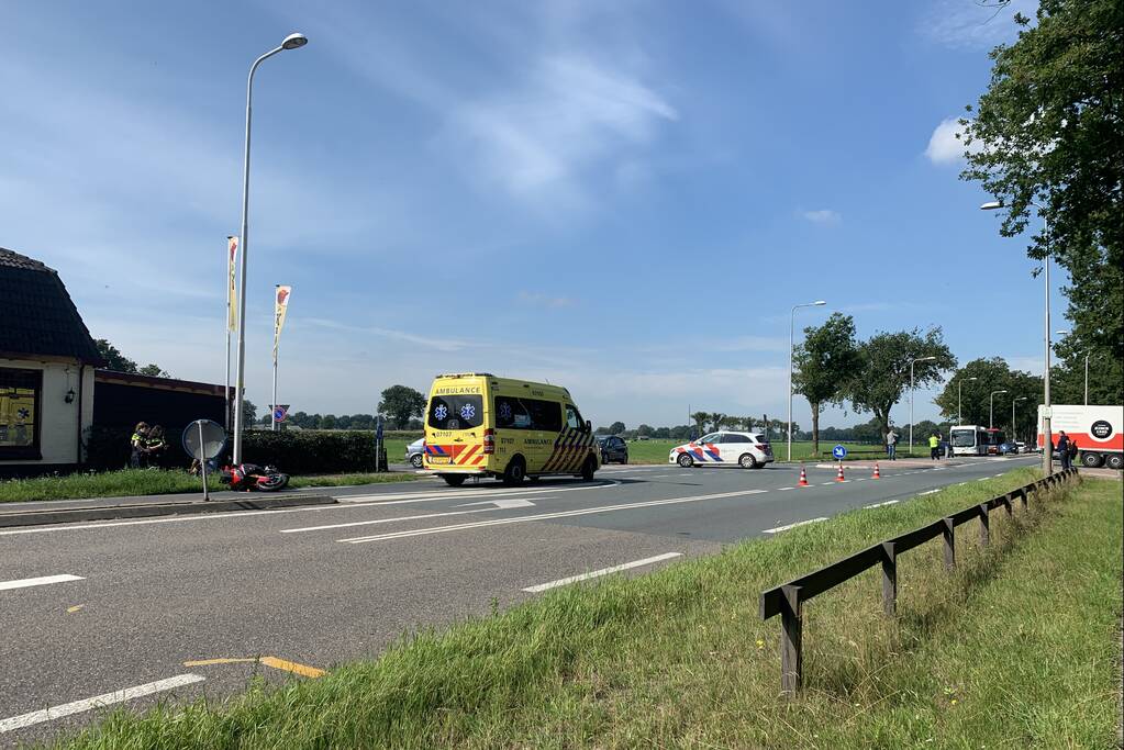 Motorrijder gewond bij verkeersongeval met bestelbus