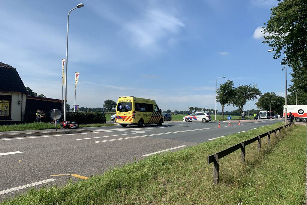 Motorrijder gewond bij verkeersongeval met bestelbus